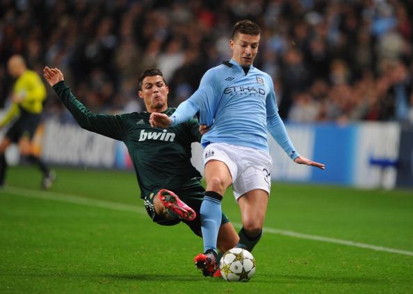 自06年以来，皇马首次有两名英格兰球员在西甲同时首发（皇马自2006年以来首次在西甲同时派出两名英格兰球员首发）