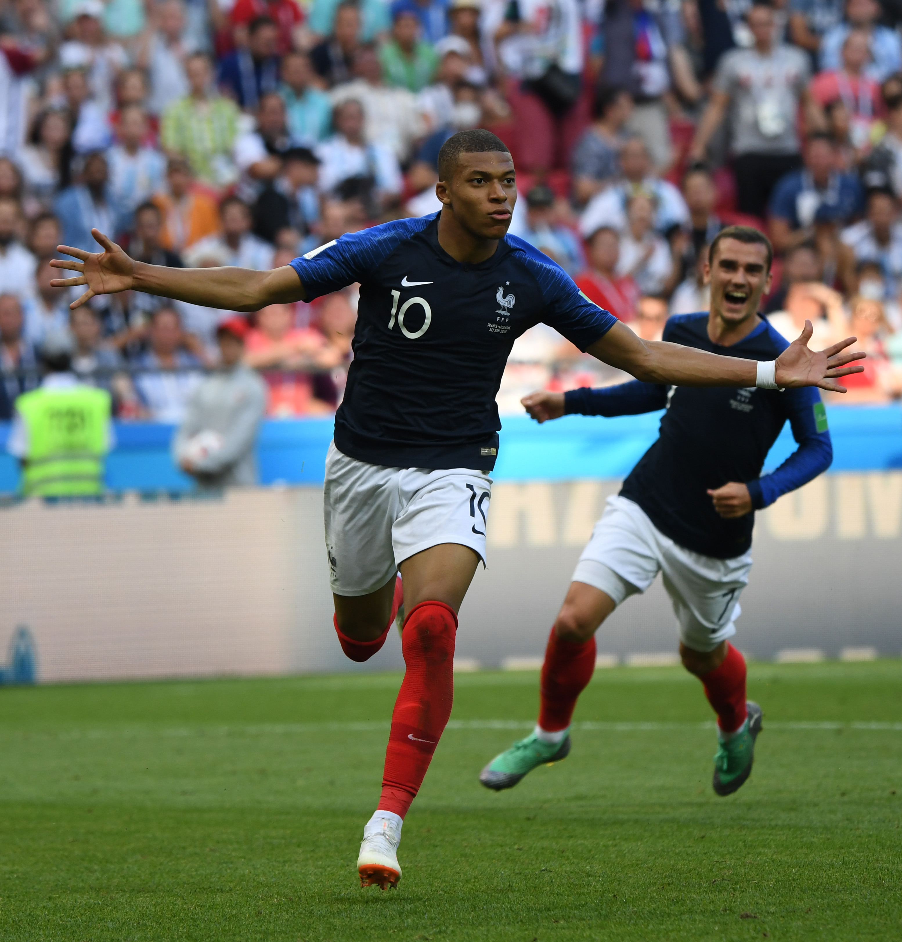 未来可期，李新翔中超处子赛季即收获6球3助（李新翔中超处子季斩获6球3助，前景光明）