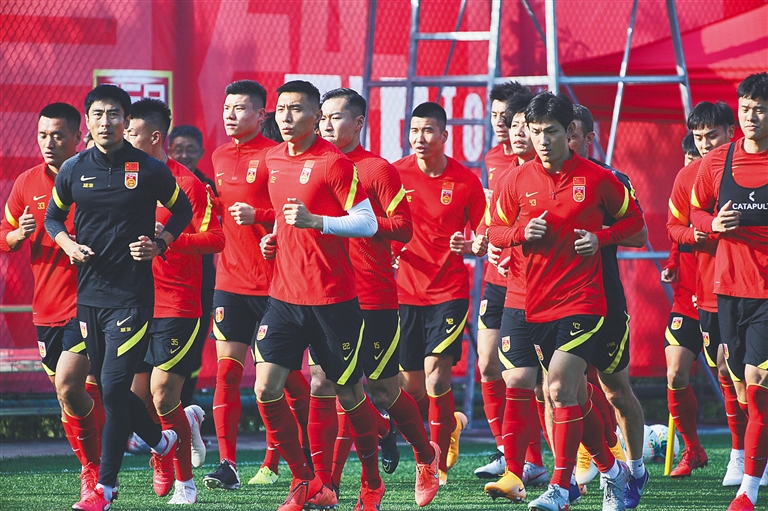 西裁判专家：罚下维加很正确，他对亚马尔的犯规很残暴（西班牙裁判专家：维加被罚下无可厚非，他对亚马尔的犯规过于粗暴）