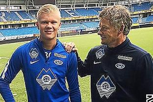 中甲冠军辽宁铁人队在沈阳故宫拍全家福：致敬历史，开启未来