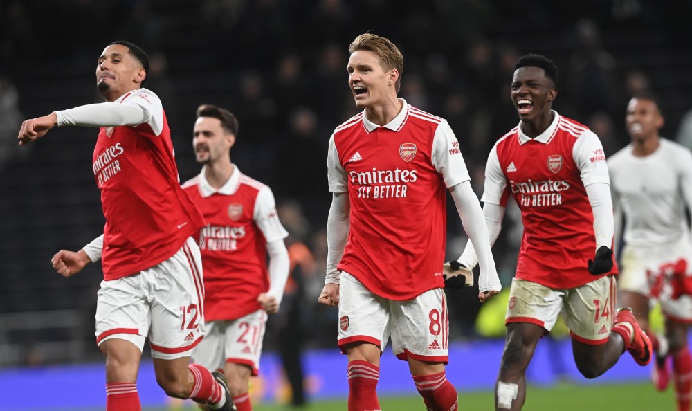 罗体：那不勒斯暂停引进左边锋，搁置了对斯特林和格10的联系