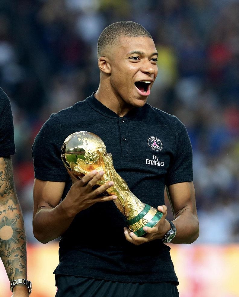 莱万西甲生涯进74球，同期单一联赛进球数仅次于哈兰德和凯恩（莱万西甲累计74球，同期单联赛进球数仅逊哈兰德与凯恩）